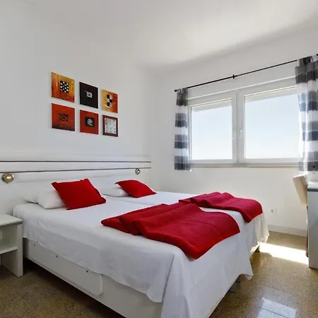 Beautiful For 3 Adults Next To The Apartment Split